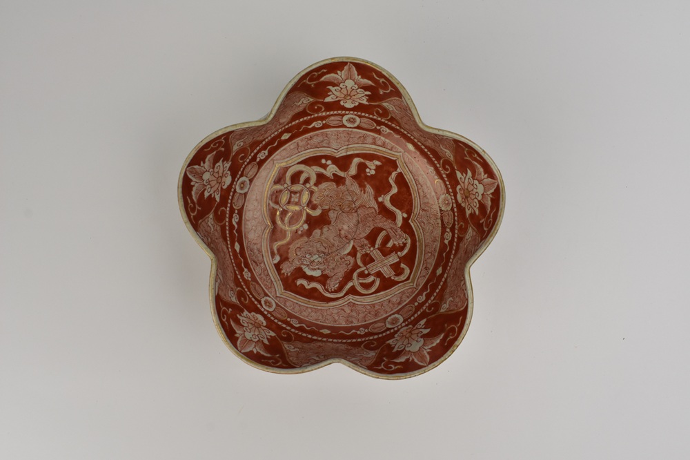 宮本屋窯赤絵玉取獅子図花形菓子鉢